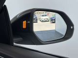 ●アウディサイドアシスト『後方の死角を並走する車両を検知しドアミラーの内側のLEDが点灯。ドライバーに注意を促し事故を未然に防ぐシステムです。』