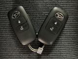 電子カードキーを携帯していれば、ドアハンドルやバックドアのリクエストスイッチを押すだけでドアの施錠・解錠が出来ます♪もちろん 遠隔操作も可能です!盗難防止のイモビライザー機能装備ですよ ☆