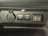 運転席と助手席にシートヒーターが付いています☆寒い時期に腰周りを温めてくれるので体全体が温まりやすいのは勿論、暖房と違い顔に風が当たらないので、乾燥肌やドライアイの方でも大丈夫☆