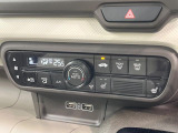 【オートエアコン】一度お好みの温度に設定すれば、車内の温度を検知し風量や温度を自動で調整。暑い&hellip;寒い&hellip;と何度もスイッチ操作をする必要はありません。快適な車内空間には必須の機能ですね♪