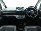 ◆視界広々で非常に運転しやすくロングドライブでも疲れを感じさせないすっきりとまとまったインパネ周りです。