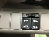 両側電動スライドドア。荷物で手が塞がる時など簡単にドアの開閉が出来ます。何より力いらずで開閉OK。女性やお年寄りにも優しい。電動機能はOFFにもできますから元気なお子様の駆け出しも安心。