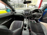 インパネ廻りの写真です。フロアーATですので、運転がしやすいです。カロッツェリアメモリーナビ付きですので、ドライブやご旅行にとても便利です。