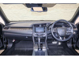 操作性に優れた運転席となります!小物入れや各ボタンの配置にこだわり、使いやすいです!座り心地もよく視認性も良好なのでロングドライブもお任せ下さい!