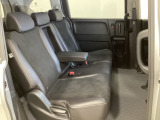 2列目シートは背もたれの角度調節ができるベンチシートになっております。長距離運転になってもゆったりとできるようにアームレストがついてます。