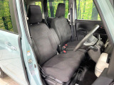運転席まわりには十分なスペースがあり、大柄な方でもゆったり運転していただける環境です。