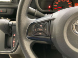 運転中、オーディオの操作をしてて、ハッとしたことはありませんか?ステアリングスイッチは、運転中でもハンドルでオーディオの操作が可能です。安全なドライブをサポートします。