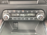 温度の設定のみで快適な風量やモードなどを自動調整してくれるフルオートエアコンを装備!