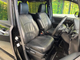 【黒革調シートカバー】運転席シート廻りは使用感も少なく、良好な状態となっています。丁寧に使われていたことがよくわかりますね。