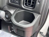 運転席ハンドルの右側にもドリンクホルダーがございます!お飲み物だけではなく、携帯電話なども置けますね♪
