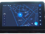ディスプレイオーディオ(コネクティッドナビ対応)PLUS搭載。T-Connectご契約で2028年9月まで無償で利用できるナビ(期限到来後は有償)と、解約後も利用できる車載ナビが搭載されています。