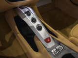 インテリアは明るく上質な「Beige(ベージュ)」のレザーで仕立てられており、ドアを開けた瞬間にエレガントな空間が広がります。