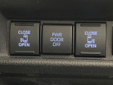 【両側スライドドア】駐車場で隣の車との間隔が狭く乗りにくい時、スライドドアなら安心!ドアオープン時も幅を取らず、開口部が広いので乗り降りがとっても簡単です。大きな荷物の出し入れも後席から可能♪