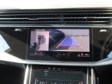 4台の広角サラウンドビューカメラが、車両の全周囲360度を瞬時に捉え、様々な角度からの映像を映し出し、駐車時の操作がより簡単になります。ギアをリバースに入れるか、センターコンソールのボタンで起動します。