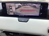 狭い場所での駐車やすれ違いなどでより的確な運転操作に役立つ360&deg;ビューモニターが装備されています。