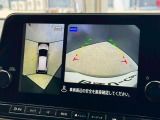 アラウンドビューモニター。上空から見下ろしているかのような映像を映し出して周囲を確認し、スムースな駐車をアシストします。