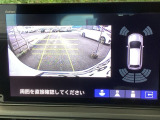 バックギアに入れますとご覧のような画像に自動的に切り替わります。車庫入れ時に役立ちます。