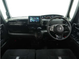 ◆視界広々で非常に運転しやすくロングドライブでも疲れを感じさせないすっきりとまとまったインパネ周りです。