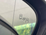 【ブラインドスポットモニター】走行中、ドアミラーの死角になりやすい箇所に後続車が接近するとサイドミラーのレンズに警告を表示!ドライバーに注意喚起をしてくれます。