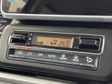 【オートエアコン】一度お好みの温度に設定すれば、車内の温度を検知し風量や温度を自動で調整。暑い&hellip;寒い&hellip;と何度もスイッチ操作をする必要はありません。快適な車内空間には必須の機能ですね♪