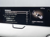 こちらのお車には先進安全装備が多数搭載されています。衝突被害を回避あるいは軽減するためのブレーキや、後方死角からの接近警報、車線逸脱を防止する警報装置など、詳しくはスタッフまでお尋ねください。