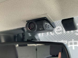 【ドライブレコーダー/車室内】車室内カメラによる車内および車側面の撮影記録が駐車時の安心を高めるとともに、走行中の幅寄せ対策や後方撮影(リヤガラス越し)にも対応しています。