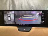 狭い場所での駐車やすれ違いなどでより的確な運転操作に役立つ360&deg;ビューモニターが装備されています。