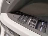 【メモリー機能付き電動シート】3パターンまでシートの位置を記憶させることができます。これで家族間でもスイッチ一つで自身の椅子の位置にセットできます。