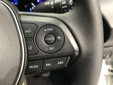 【ステアリングスイッチ】右です。ステアリングから手を離さず、運転に集中したまま手元でマルチインフォメーションディスプレイ内の表示切替などができます。