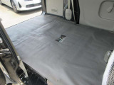 荷室はリヤシートを収納すると広くフラットに使用でき便利です