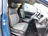 運転席はハイトアジャスター(ラチェット式)付。ドライバーの体型に合わせて、座面の高さを調整出来ます。