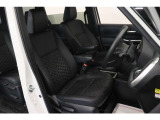 【運転席】ブラック基調のインテリアにハーフレザーシート(合皮/ファブリック※メーカー基準)。シートヒーター・フロアマット付です。