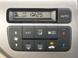 【オートエアコン】一度お好みの温度に設定すれば、車内の温度を検知し風量や温度を自動で調整。暑い&hellip;寒い&hellip;と何度もスイッチ操作をする必要はありません。快適な車内空間には必須の機能ですね♪