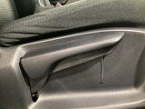 運転席にはドライバーの体型や好みに応じて前後方向だけでなく、高さの調整ができるシートリフターを装備!