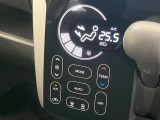【オートエアコン】一度お好みの温度に設定すれば、車内の温度を検知し風量や温度を自動で調整。暑い&hellip;寒い&hellip;と何度もスイッチ操作をする必要はありません。快適な車内空間には必須の機能ですね♪