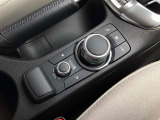 「MAZDAコネクト」コマンダー部 手元を見ることなく操作出来るように左手を自然に降ろした位置に設置。シンプルで使いやすく、機能を覚えやすいボタン配置になっています。