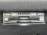 【ETC】有料道路を利用する際に料金所で停止することなく通過できる、ETC車載器(ノンストップ自動料金収受システム機器)が装備されています。セットアップを行うことで利用可能になります。