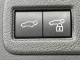 【パワーバックドア】スマートキーや運転席のボタンを押すだけでリアゲートが自動で開閉します!荷物を持っている時や、高い位置にあるバックドアを閉める際に便利な機能です♪
