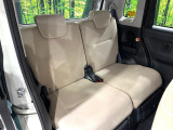 広々とした2列目シートは居住性が高く、居心地も快適!友達や家族とのお出かけにぴったりです。ベビーシートやチャイルドシート使用時も快適にお過ごしいただける十分な空間を確保しています。