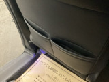 【シートバックポケット】すぐ手に取りたいアイテムをスマートにしまっておけます。限られた空間を有効に活用でき、長距離のドライブでも車内を清潔感のある落ち着いた状態に保ってくれる実用的な機能です。