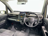 運転席まわりです。 各操作スイッチは使いやすい位置に配置されてます。