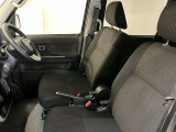 高いホールド性で運転姿勢が安定します。長距離ドライブでも疲れにくいのが魅力です。快適なドライビングライフをお送りください♪