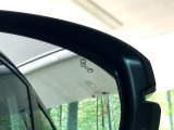 【ブラインドスポットインフォメーション】走行中、ドアミラーの死角になりやすい箇所に後続車が接近するとサイドミラー付近に警告を表示、ドライバーに注意喚起をしてくれます。