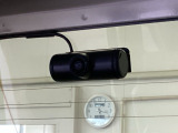 後方にもドライブレコーダーのカメラが付いています。前後両方でお車の周りを監視・記録いたします。