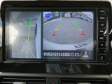 ギアを『R』に入れた後、カメラボタンを押すと、運転席から見えない左側面をナビ画面にうつしてくれるので、幅寄せや縦列駐車がし易くなります。