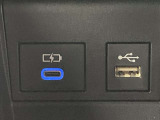 こちらのクルマはUSB接続コネクタも装備されています♪スマホの充電などにお使い下さい。ご旅行中での充電切れも、これなら心配いりませんね!