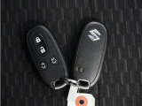 ◆スマートキー◆カギをバッグやポケットに入れたままでもドアロックの開閉ができる『スマートキー』付き!雨天や暗くなってもカギを取り出す必要がなくドアの開錠&エンジンも始動できます
