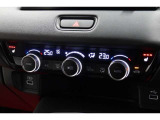 運転席と助手席の温度設定の変更が可能な左右独立タイプのデュアルエアコンです♪♪♪暑がりな人・寒がりな人も誰もが車内を快適にお過ごしいただけます♪♪♪