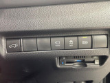 【パワーバックドア】スマートキーや運転席のボタンを押すだけでリアゲートが自動で開閉します!荷物を持っている時や、高い位置にあるバックドアを閉める際に便利な機能です♪