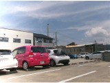 運転席側リアドアにキズとへこみがあります。